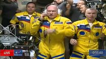وصل 3 رواد فضاء إلى محطة الفضاء باللونين الأصفر والأزرق
