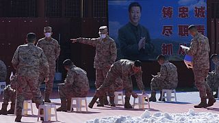 Στρατιωτικό προσωπικό με μάσκες στο Πεκίνο