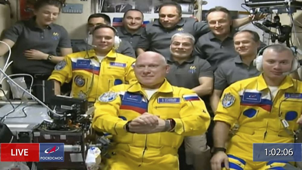 I cosmonauti russi arrivano alla missione della Stazione Spaziale Internazionale vestiti di giallo e blu Ucraina