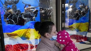 Ουκρανή πρόσφυγας με μωρό στην αγκαλιά στη Βαρσοβία