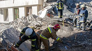 Bergungsarbeiten in den Trümmern der zerstörten Kaserne in der Ukraine