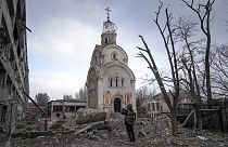 Folytatódik az orosz invázió: iskolát bombáztak, ezreket hurcolhattak el Mariupolból