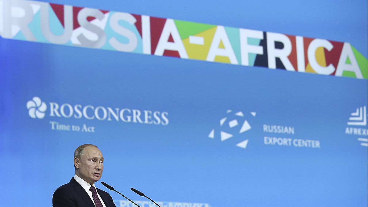 الرئيس الروسي فلاديمير بوتين يتحدث في قمة روسيا-إفريقيا بمدينة سوتشي جنوب روسيا 
