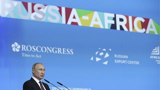 الرئيس الروسي فلاديمير بوتين يتحدث في قمة روسيا-إفريقيا بمدينة سوتشي جنوب روسيا