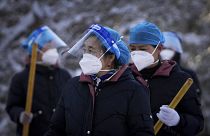China informa de las primeras muertes por COVID-19 en más de un año, en medio de una ola de ómicron