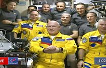 Zufall oder Absicht? Die russischen Kosmonauten tragen Gelb-Blau.