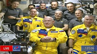 Zufall oder Absicht? Die russischen Kosmonauten tragen Gelb-Blau. 