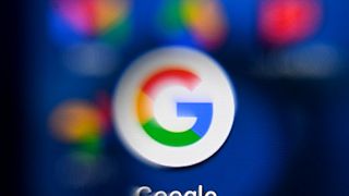 شعار شركة غوغل للتكنولوجيا في الولايات المتحدة على شاشة كمبيوتر لوحي. 2021/10/18