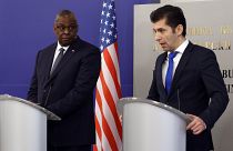 Lloyd Austin (izquierda) junto a Kiril Petkov (derecha) este sábado en Sofía (Bulgaria).