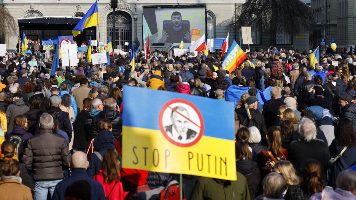 Berna, Parigi, New York si tingono di giallo e blu: marce di solidarietà per l'Ucraina