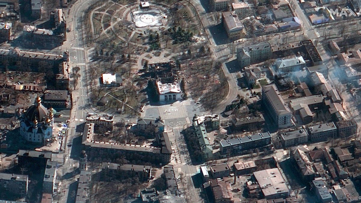 آثار الغارة الجوية على مسرح ماريوبول بأوكرانيا والمنطقة المحيطة به. 2022/03/19