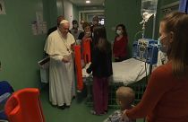 El papa Francisco visita el hospital pediátrico del Vaticano donde se refugian algunos niños de la invasión rusa de Ucrania
