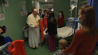 El papa Francisco visita el hospital pediátrico del Vaticano donde se refugian algunos niños de la invasión rusa de Ucrania