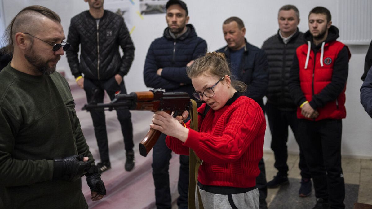 Civils s'entraînant au maniement des armes à Lviv (Ukraine), le 19/03/2022