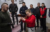 Civils s'entraînant au maniement des armes à Lviv (Ukraine), le 19/03/2022