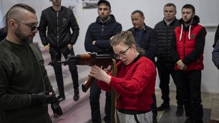 Гражданские лица проходят обучение на курсах по владению оружием во Львове, 19 марта 2022 г.