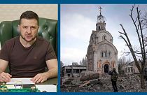 A g. : le président ukrainien Volodymyr Zelensky, à Kiev (20/03/2022) - A dr. : dégâts dans la ville de Marioupol (10/03/2022)