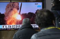 Szöulban az emberek a tévén nézik az újabb északi rakétateszt felvételeit