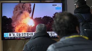 Szöulban az emberek a tévén nézik az újabb északi rakétateszt felvételeit