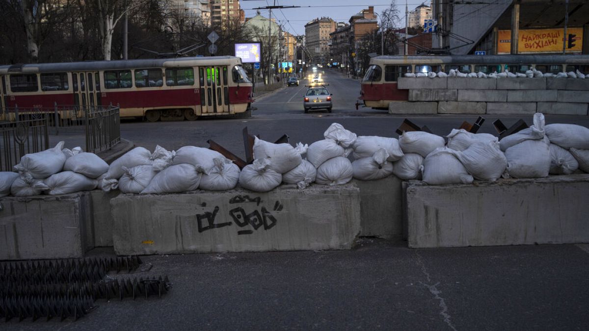 Οδοφράγματα στο κέντρο του Κιέβου εν αναμονή ρωσικής επίθεσης