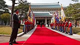 صورة من الارشيف-مسؤول أمني يقف في البيت الأزرق الرئاسي في سيول، كوريا الجنوبية، قبل حفل استقبال رسمي.