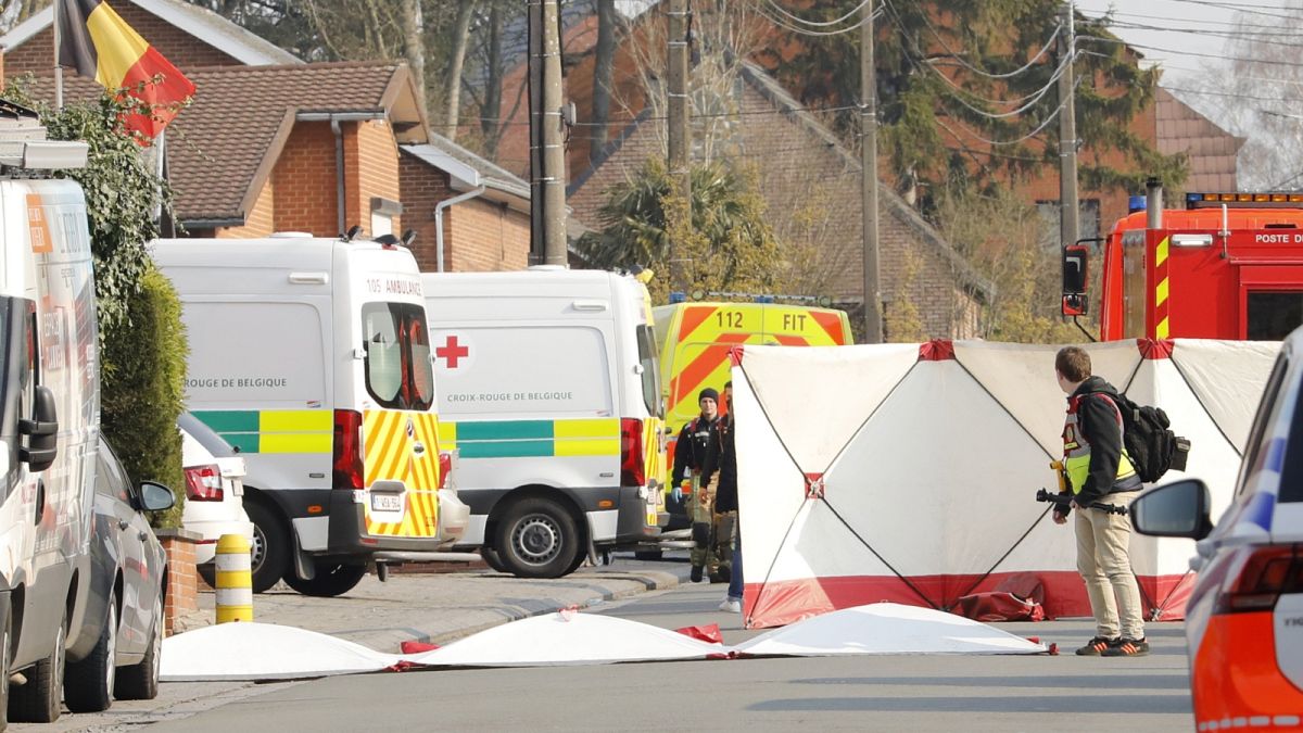 Elkerítik egy baleset helyszínét a dél-belgiumi Strépy-Bracquegnies településen 