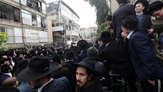يهود متدينون يحتشدون لوداع أحد أكبر حاخامات اليهود الأشكناز الليتانيين الذي توفي عن 94 سنة