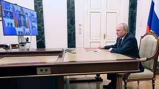Az orosz elnök a biztonsági tanács videókonferenciáján a Kremlben