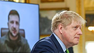 İngiltere Başbakanı Boris Johnson, Ukrayna lideri Zelenskiy'nin konuşmasını diniliyor