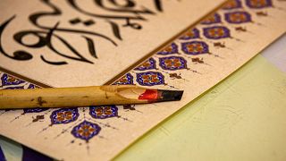قلم يستخدم للخط العربي من قبل الخطاط العراقي وائل رمضان أثناء عمله في حي العشار بمدينة البصرة جنوب العراق. 2021/12/19
