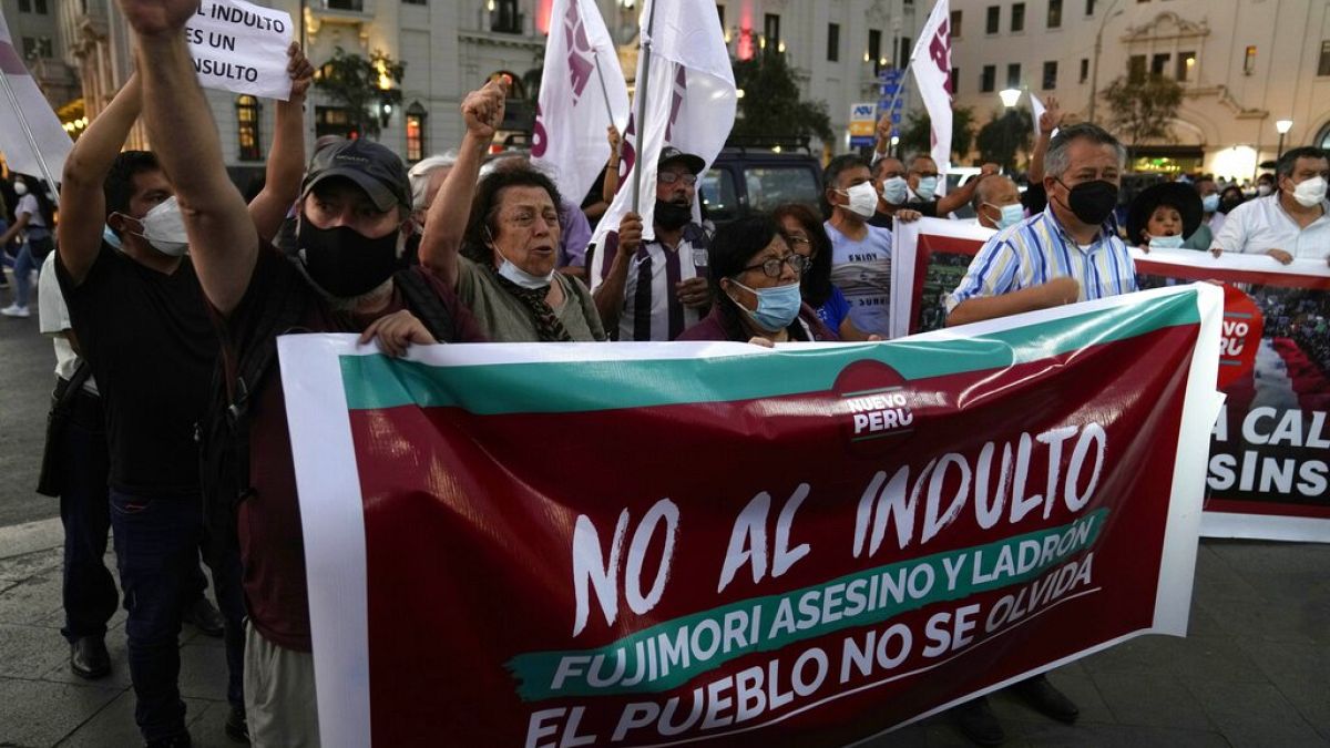 Marcha de protesta contra el indulto a Alberto Fujimori, en Lima, el jueves 17 de marzo de 2022.