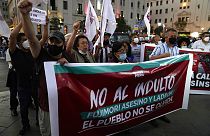 Marcha de protesta contra el indulto a Alberto Fujimori, en Lima, el jueves 17 de marzo de 2022.
