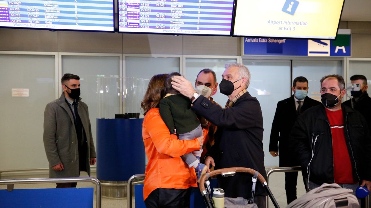 Η οικογένεια του Γενικού Πρόξενου στη Μαριούπολη, Μανώλη Ανδρουλάκη, τον υποδέχεται κατά την άφιξή του στο αεροδρόμιο Ελευθερίος Βενιζέλος