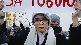 Une jeune femme assiste à un rassemblement LGBT quelques jours avant la Journée internationale de commémoration des transgenres à Kiev, en Ukraine, le 18 novembre 2018.