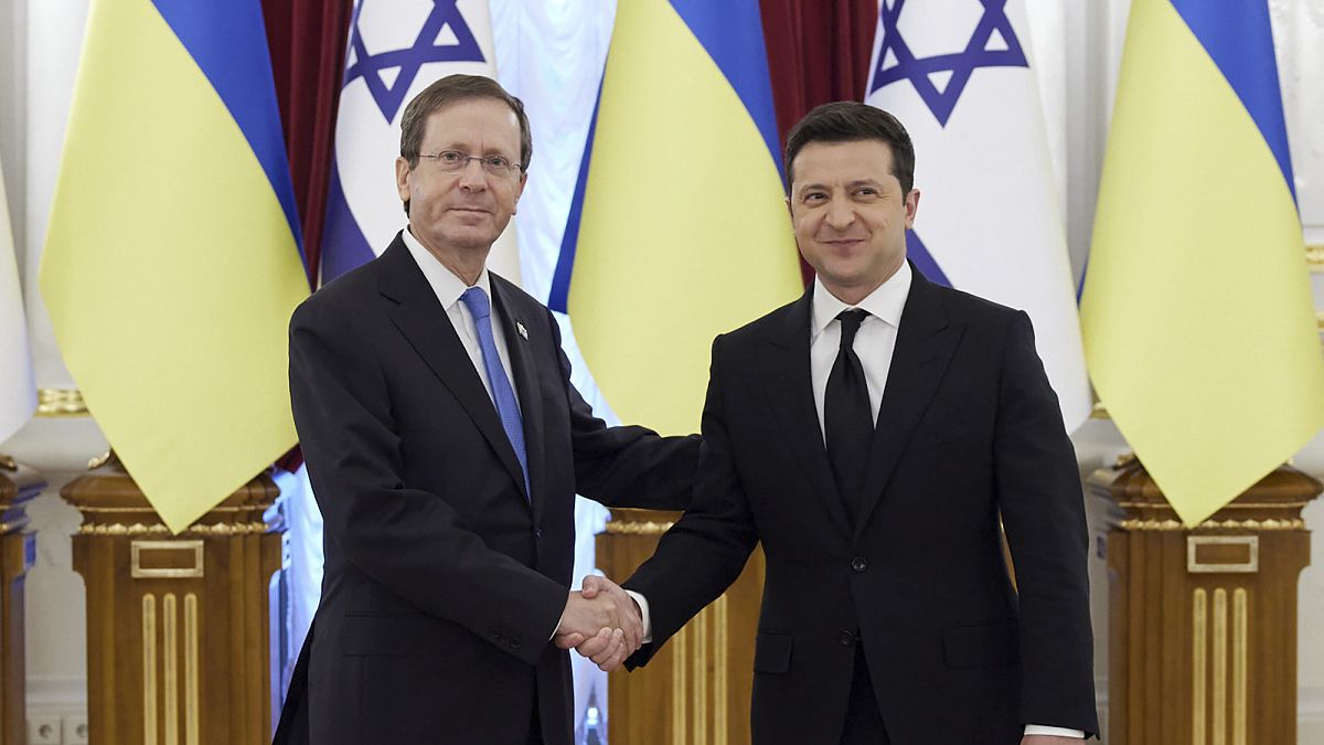 Zelensky, 5 Ekim 2021'de İsrail Cumhurbaşkanı Herzog'u Kiev'de ağırlamıştı.