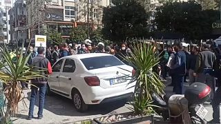 Polisin, izinsiz gösteri düzenleyen Furkan Vakfı üyelerine müdahalesi tepki çekti