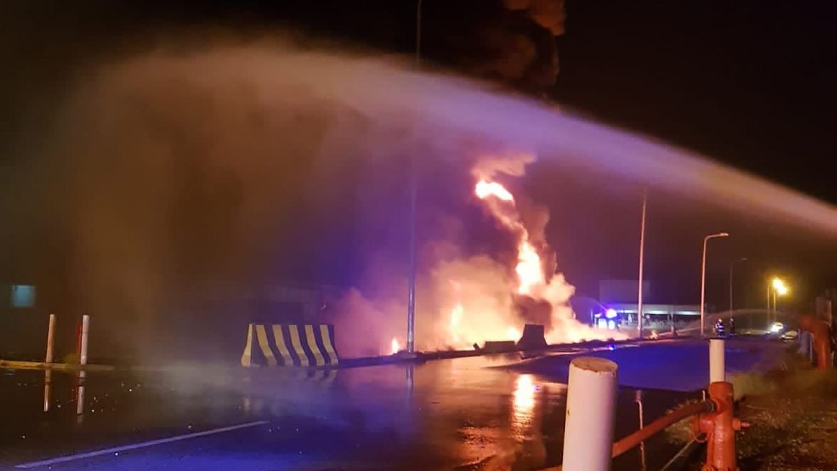 حريق في محطة أرامكو في مدينة جيزان الحدودية الجنوبية في المملكة العربية السعودية.