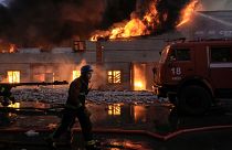 Los bomberos ucranianos extinguen un incendio en un almacén tras un bombardeo en Kiev, Ucrania, el  17 de marzo de 2022. 
