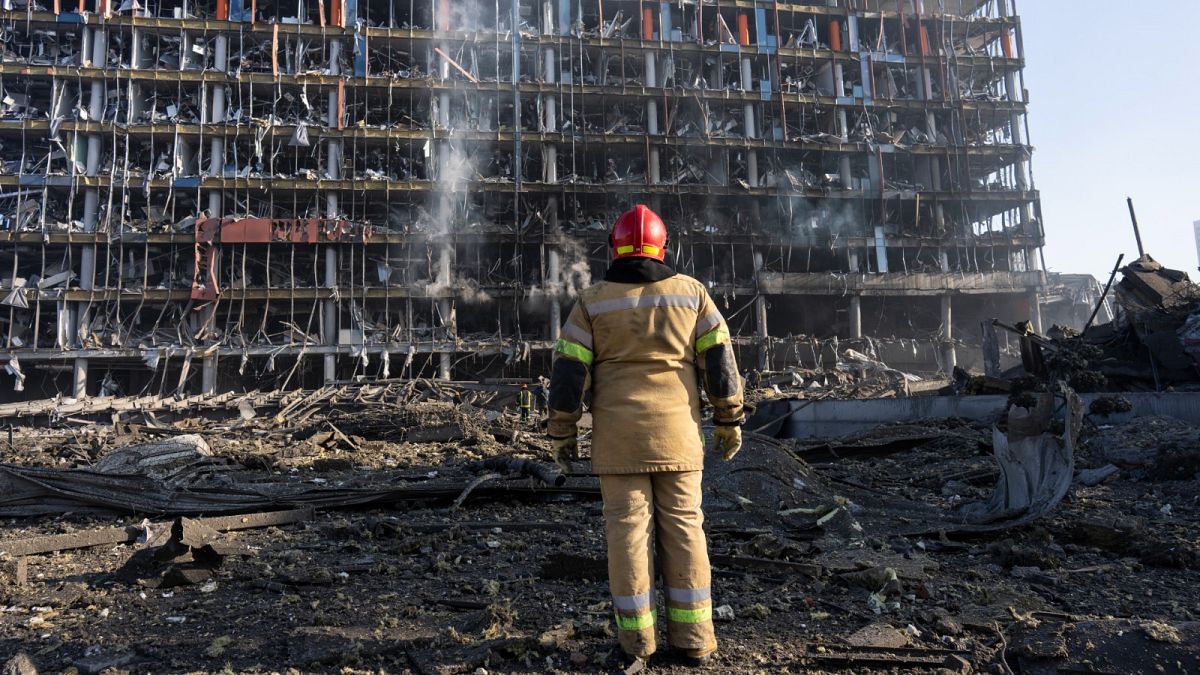 أضرار هائلة بعد قصف روسي على مركز تجاري في كييف 