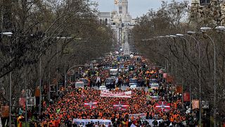 Многотысячная акция протеста против роста цен на топливо и энергию в Мадриде