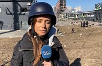 La reportera de Euronews, Anelise Borges delante del centro comercial de Kiev bombardeado en la madrugada del lunes 21/3/2022