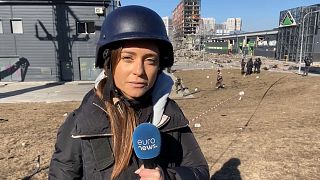 La reportera de Euronews, Anelise Borges delante del centro comercial de Kiev bombardeado en la madrugada del lunes 21/3/2022