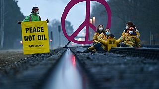 Greenpeace üyeleri, Almanya'da bir petrol rafinerisine giden yolu kapattı