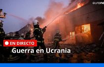 Los bomberos ucranianos extinguen un incendio en un almacén tras un atentado en Kiev, Ucrania, 17/3/2022