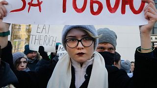 زن جوانی در تجمع دگرباشان سال ۲۰۱۸ در اوکراین پلاکاردی به دست دارد که روی آن نوشته شده، اگر ساکت بمانی آنها به‌دنبال تو هم خواهند آمد