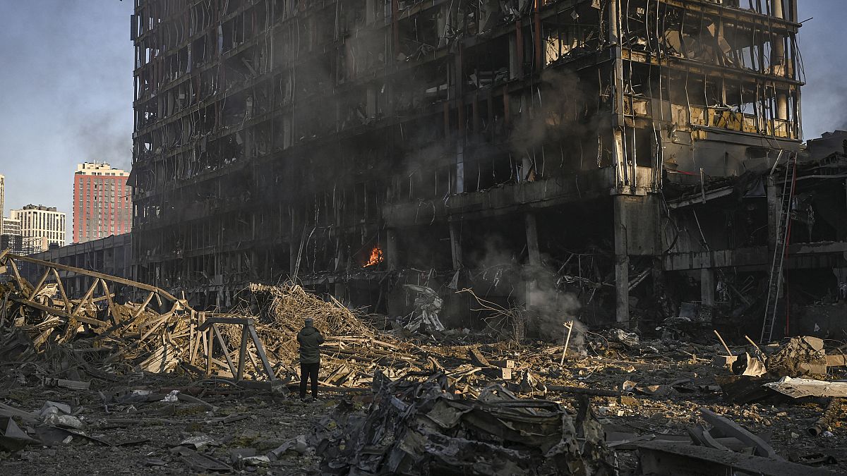 قصف مركز تجاري في العاصمة كييف.