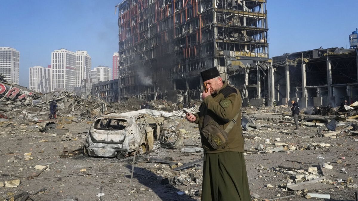 Devant les ruines du centre commercial Retroville de Kyiv, bombardé cette nuit par la Russie
