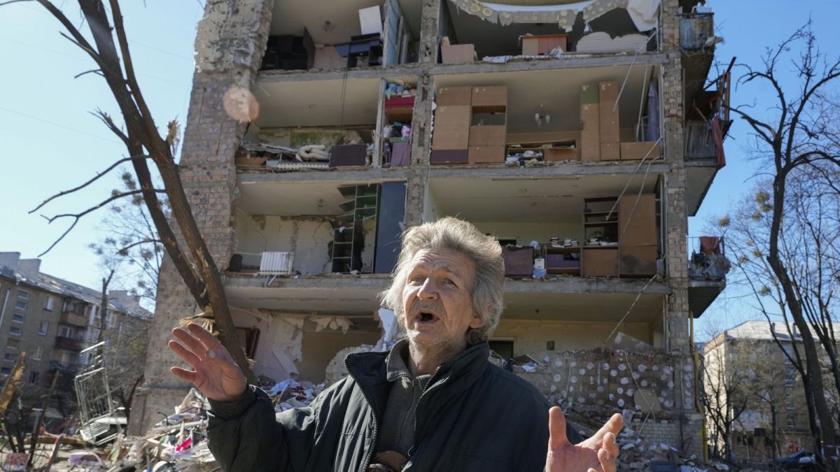 Tüzérségi támadásban megsemmisült lakóháza előtt áll egy férfi Kijevben
