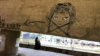 رسم على الجدران لفتاة تحت جسر في حي الزمالك الراقي في القاهرة، مصر، في 4 مايو 2012