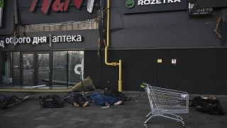 جثث ضحايا قصف مركز التسوق ريتروفيل بعد هجوم صاروخي روسي في كييف في 21 مارس 2022.